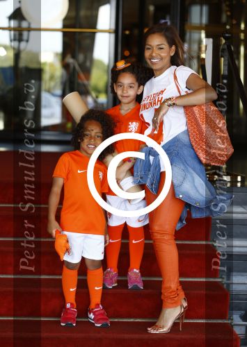 Noordwijk 5 juni 2014
Vertrek Nederlands elftal richting Brazilie vanaf Huis ter Duin. De vrouwen en de kinderen zwaaien de spelers uit. Winonah de Jong met kinderen