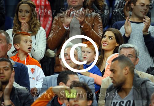 Amsterdam 4 juni 2014
Yolanthe Sneijder Cabau met jessey Sneijder en neefje op tribune bij Nederland-Wales. Reduan Diba is er ook bij