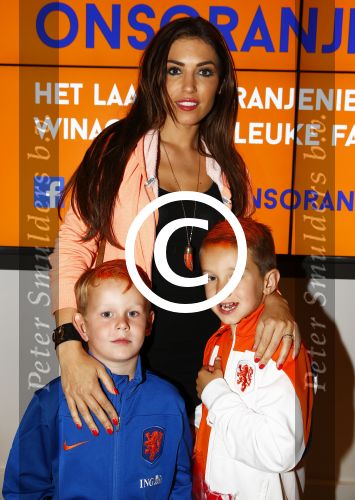 Amsterdam 4 juni 2014
Yolanthe Sneijder Cabau met jessey Sneijder en neefje op tribune bij Nederland-Wales. Reduan Diba is er ook bij