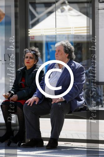 Amsterdam 21 mei 2015  
Schrijver A.F.T. v d Heijden of Adri v d Heijden met zijn vrouw wachtend op de tram.