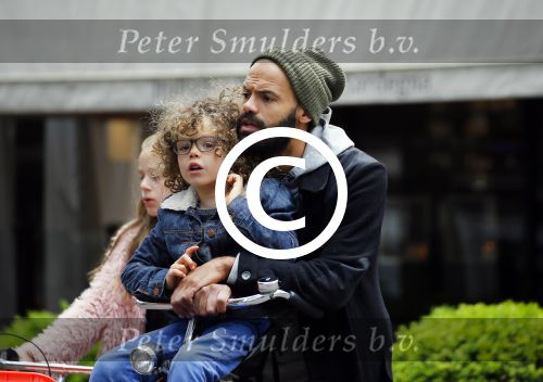 Amsterdam 27 mei 2015
Alain Clark met zijn zoon Nilo op de fiets en op terras in Amsterdam zuid.