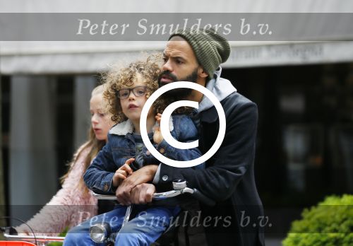 Amsterdam 27 mei 2015
Alain Clark met zijn zoon Nilo op de fiets en op terras in Amsterdam zuid.
