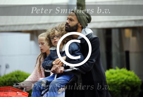 Amsterdam 27 mei 2015
Alain Clark met zijn zoon Nilo op de fiets en op terras in Amsterdam zuid.
