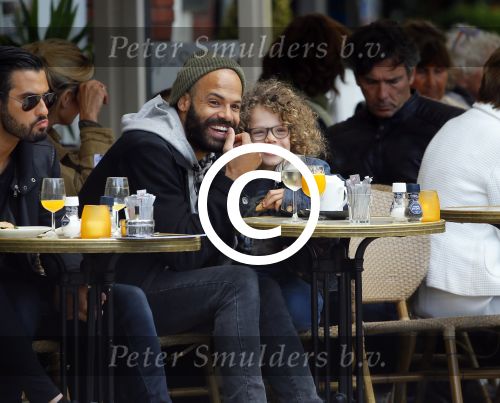 Amsterdam 27 mei 2015
Alain Clark met zijn zoon Nilo op de fiets en op terras in Amsterdam zuid.