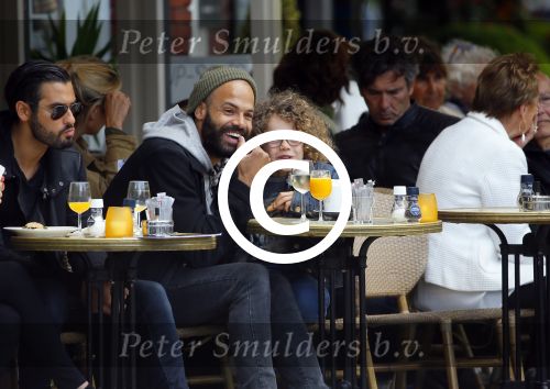 Amsterdam 27 mei 2015
Alain Clark met zijn zoon Nilo op de fiets en op terras in Amsterdam zuid.