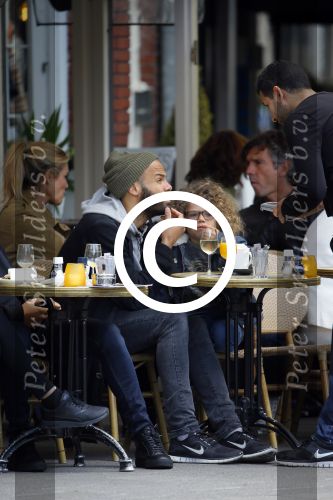 Amsterdam 27 mei 2015
Alain Clark met zijn zoon Nilo op de fiets en op terras in Amsterdam zuid.