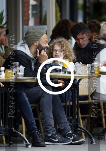 Amsterdam 27 mei 2015
Alain Clark met zijn zoon Nilo op de fiets en op terras in Amsterdam zuid.