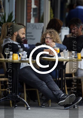Amsterdam 27 mei 2015
Alain Clark met zijn zoon Nilo op de fiets en op terras in Amsterdam zuid.