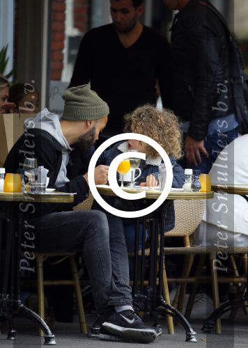 Amsterdam 27 mei 2015
Alain Clark met zijn zoon Nilo op de fiets en op terras in Amsterdam zuid.