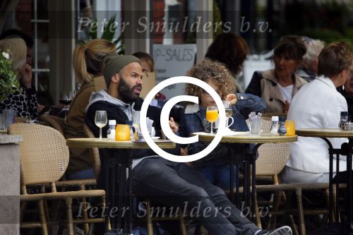 Amsterdam 27 mei 2015
Alain Clark met zijn zoon Nilo op de fiets en op terras in Amsterdam zuid.
