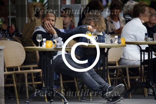 Amsterdam 27 mei 2015
Alain Clark met zijn zoon Nilo op de fiets en op terras in Amsterdam zuid.