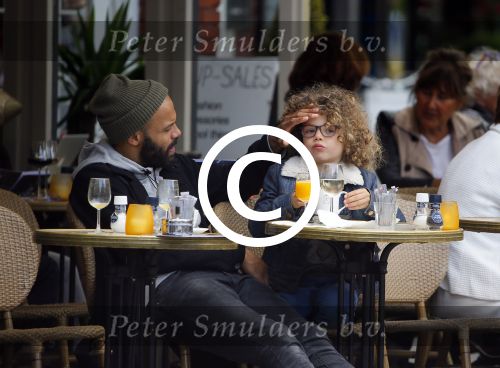 Amsterdam 27 mei 2015
Alain Clark met zijn zoon Nilo op de fiets en op terras in Amsterdam zuid.