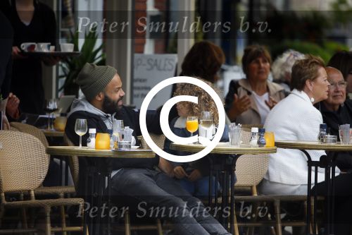 Amsterdam 27 mei 2015
Alain Clark met zijn zoon Nilo op de fiets en op terras in Amsterdam zuid.