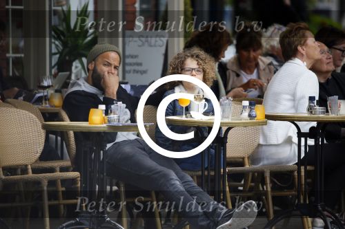 Amsterdam 27 mei 2015
Alain Clark met zijn zoon Nilo op de fiets en op terras in Amsterdam zuid.