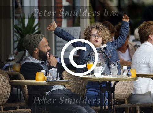 Amsterdam 27 mei 2015
Alain Clark met zijn zoon Nilo op de fiets en op terras in Amsterdam zuid.