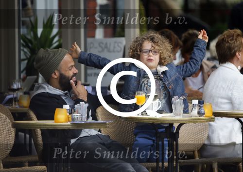 Amsterdam 27 mei 2015
Alain Clark met zijn zoon Nilo op de fiets en op terras in Amsterdam zuid.