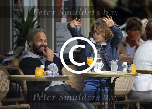 Amsterdam 27 mei 2015
Alain Clark met zijn zoon Nilo op de fiets en op terras in Amsterdam zuid.
