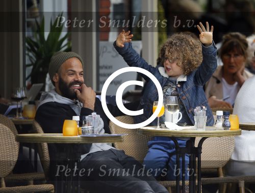 Amsterdam 27 mei 2015
Alain Clark met zijn zoon Nilo op de fiets en op terras in Amsterdam zuid.