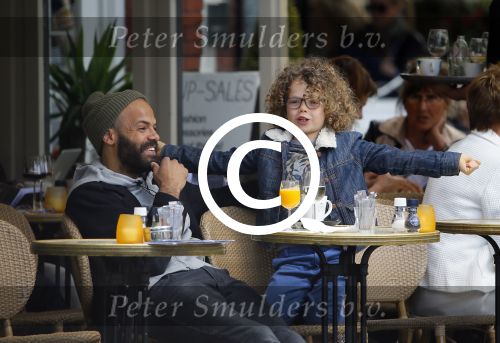 Amsterdam 27 mei 2015
Alain Clark met zijn zoon Nilo op de fiets en op terras in Amsterdam zuid.