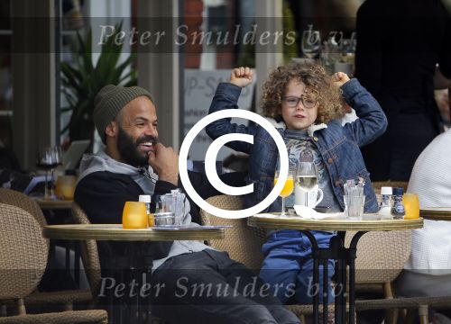 Amsterdam 27 mei 2015
Alain Clark met zijn zoon Nilo op de fiets en op terras in Amsterdam zuid.