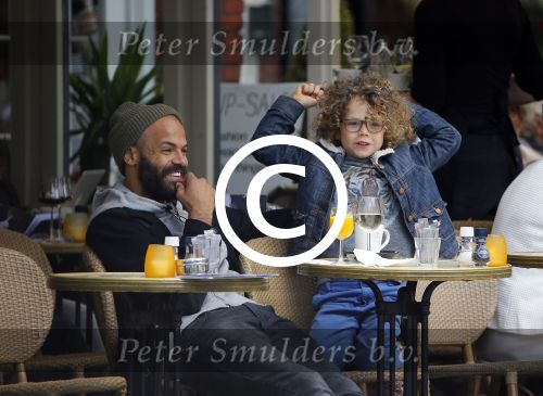 Amsterdam 27 mei 2015
Alain Clark met zijn zoon Nilo op de fiets en op terras in Amsterdam zuid.
