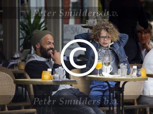 Amsterdam 27 mei 2015
Alain Clark met zijn zoon Nilo op de fiets en op terras in Amsterdam zuid.