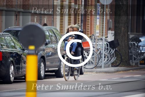 Amsterdam 27 mei 2015
Alain Clark met zijn zoon Nilo op de fiets en op terras in Amsterdam zuid.