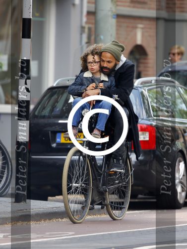 Amsterdam 27 mei 2015
Alain Clark met zijn zoon Nilo op de fiets en op terras in Amsterdam zuid.