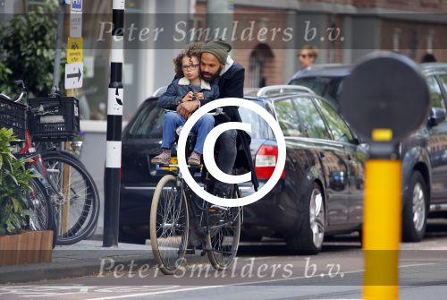 Amsterdam 27 mei 2015
Alain Clark met zijn zoon Nilo op de fiets en op terras in Amsterdam zuid.