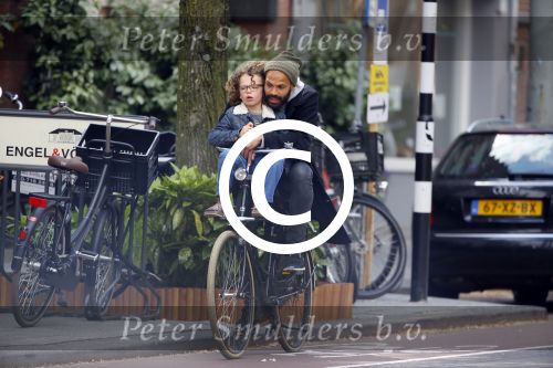 Amsterdam 27 mei 2015
Alain Clark met zijn zoon Nilo op de fiets en op terras in Amsterdam zuid.