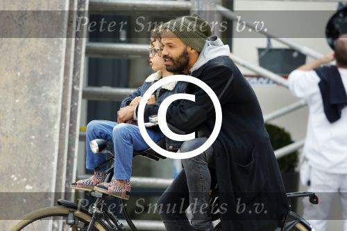 Amsterdam 27 mei 2015
Alain Clark met zijn zoon Nilo op de fiets en op terras in Amsterdam zuid.