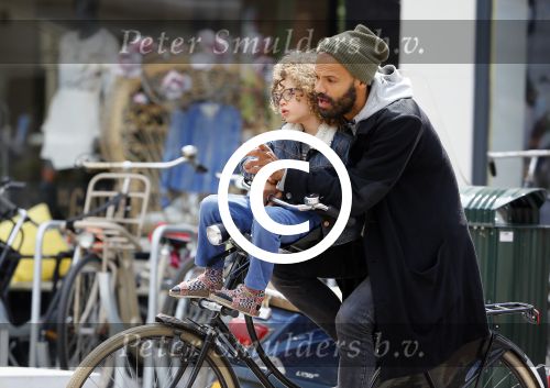 Amsterdam 27 mei 2015
Alain Clark met zijn zoon Nilo op de fiets en op terras in Amsterdam zuid.