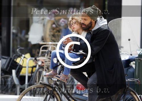 Amsterdam 27 mei 2015
Alain Clark met zijn zoon Nilo op de fiets en op terras in Amsterdam zuid.