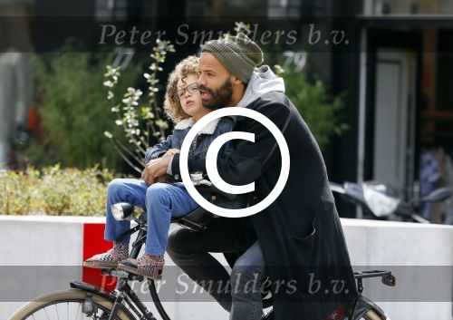 Amsterdam 27 mei 2015
Alain Clark met zijn zoon Nilo op de fiets en op terras in Amsterdam zuid.