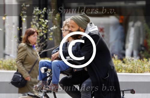 Amsterdam 27 mei 2015
Alain Clark met zijn zoon Nilo op de fiets en op terras in Amsterdam zuid.