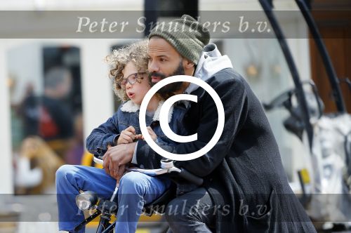 Amsterdam 27 mei 2015
Alain Clark met zijn zoon Nilo op de fiets en op terras in Amsterdam zuid.