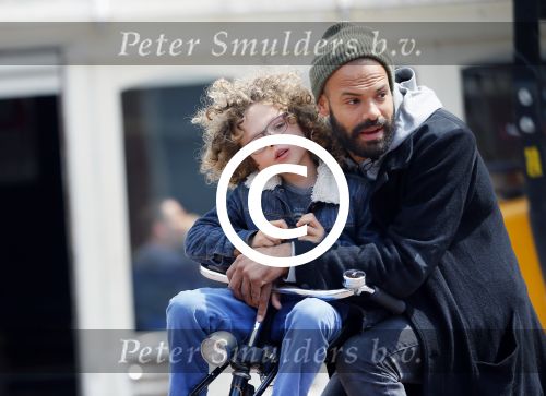 Amsterdam 27 mei 2015
Alain Clark met zijn zoon Nilo op de fiets en op terras in Amsterdam zuid.