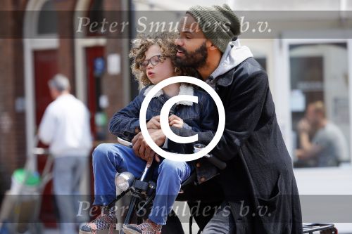 Amsterdam 27 mei 2015
Alain Clark met zijn zoon Nilo op de fiets en op terras in Amsterdam zuid.