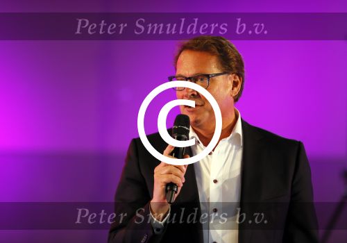 Amsterdam 8 mei 2015  
Albert Verlinde presenteert de cast van Grease met oaTim Douwsma , Vajen van den Bosch Rene v Kooten Tommie Christiaan en Mylene d\'Anjou.
De presentatie is bij de westergasfabriek.