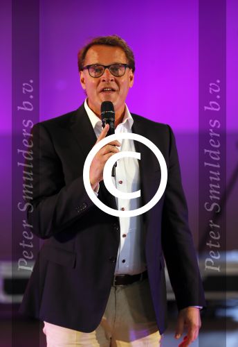 Amsterdam 8 mei 2015  
Albert Verlinde presenteert de cast van Grease met oaTim Douwsma , Vajen van den Bosch Rene v Kooten Tommie Christiaan en Mylene d\'Anjou.
De presentatie is bij de westergasfabriek.