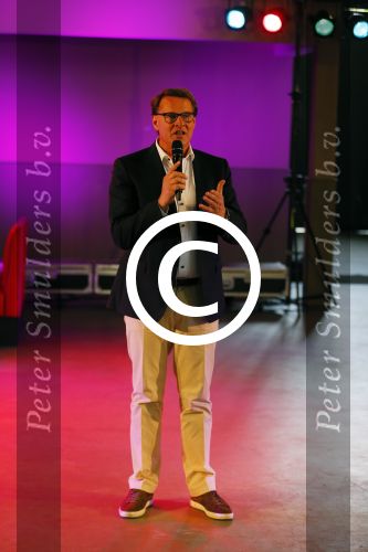 Amsterdam 8 mei 2015  
Albert Verlinde presenteert de cast van Grease met oaTim Douwsma , Vajen van den Bosch Rene v Kooten Tommie Christiaan en Mylene d\'Anjou.
De presentatie is bij de westergasfabriek.