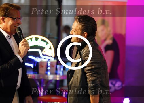 Amsterdam 8 mei 2015  
Albert Verlinde presenteert de cast van Grease met oaTim Douwsma , Vajen van den Bosch Rene v Kooten Tommie Christiaan en Mylene d\'Anjou.
De presentatie is bij de westergasfabriek.