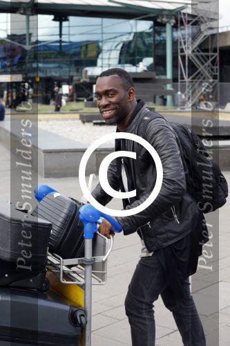 Schiphol 20 mei 2015
Trijntje Oosterhuis arriveert op schiphol na songfestival. Haar vriend Alvin Lewis alsmede haar stylist Ruud van der Peijl zijn ook aanwezig.