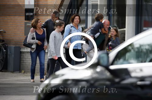Amsterdam 17 mei 2015
Amanda Beekman en haar vriend Harrie Kolen gaan ijsje eten met Yasmijn Michelle en Achilles Krabbe en met Kees en Marja Beekman (ouders)