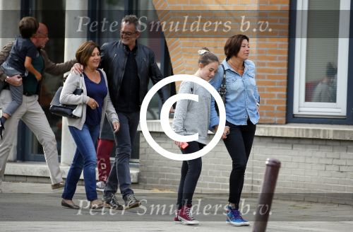 Amsterdam 17 mei 2015
Amanda Beekman en haar vriend Harrie Kolen gaan ijsje eten met Yasmijn Michelle en Achilles Krabbe en met Kees en Marja Beekman (ouders)