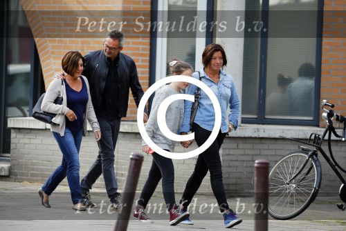 Amsterdam 17 mei 2015
Amanda Beekman en haar vriend Harrie Kolen gaan ijsje eten met Yasmijn Michelle en Achilles Krabbe en met Kees en Marja Beekman (ouders)
