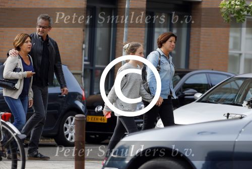 Amsterdam 17 mei 2015
Amanda Beekman en haar vriend Harrie Kolen gaan ijsje eten met Yasmijn Michelle en Achilles Krabbe en met Kees en Marja Beekman (ouders)