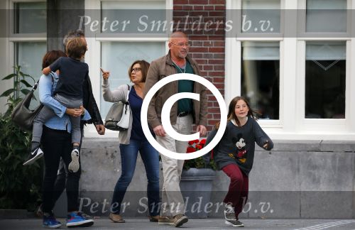 Amsterdam 17 mei 2015
Amanda Beekman en haar vriend Harrie Kolen gaan ijsje eten met Yasmijn Michelle en Achilles Krabbe en met Kees en Marja Beekman (ouders)