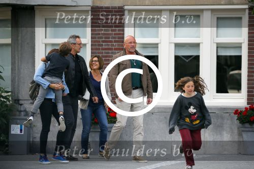 Amsterdam 17 mei 2015
Amanda Beekman en haar vriend Harrie Kolen gaan ijsje eten met Yasmijn Michelle en Achilles Krabbe en met Kees en Marja Beekman (ouders)