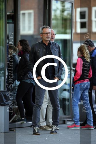 Amsterdam 17 mei 2015
Amanda Beekman en haar vriend Harrie Kolen gaan ijsje eten met Yasmijn Michelle en Achilles Krabbe en met Kees en Marja Beekman (ouders)